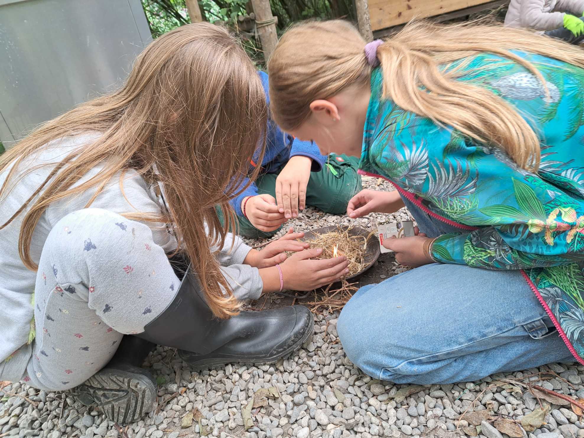 Mädchen machen Feuer